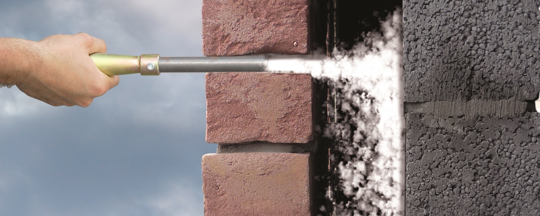 Заполнение пустот в стенах пеной